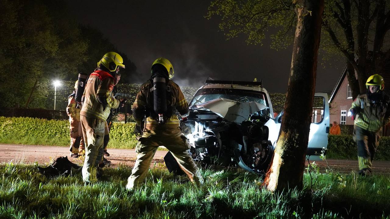 Diverse hulpverleners werden opgeroepen na de botsing op de Duiventorenbaan tussen Rijen en Dongen (foto: Jeroen Stuve/SQ Vision).
