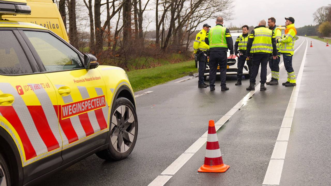 De N279 is in beide richtingen dicht (foto: Harrie Grijseels/Persbureau Heitink).