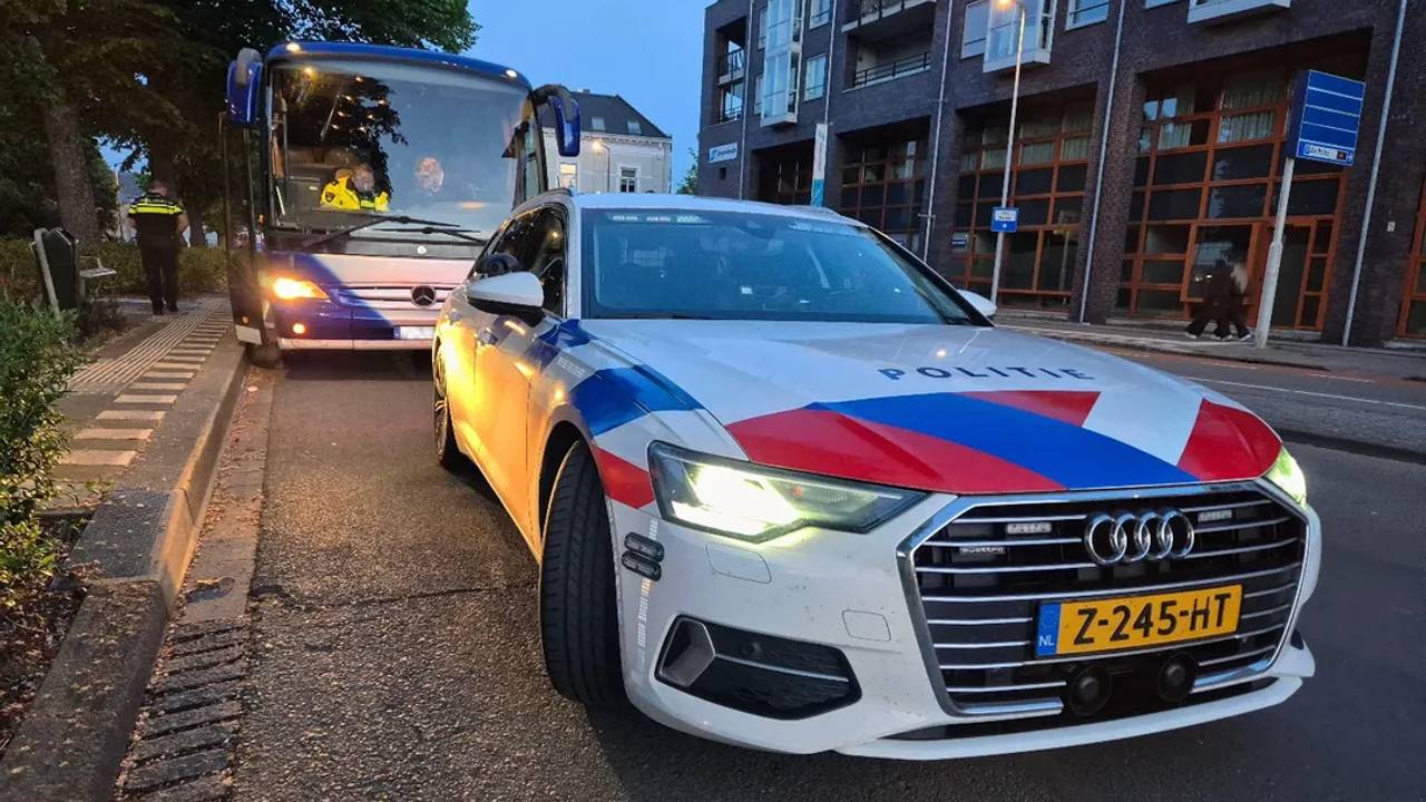 De politie nam een touringcar in beslag (foto: Instagram Verkeerspolitie Zeeland West-Brabant).