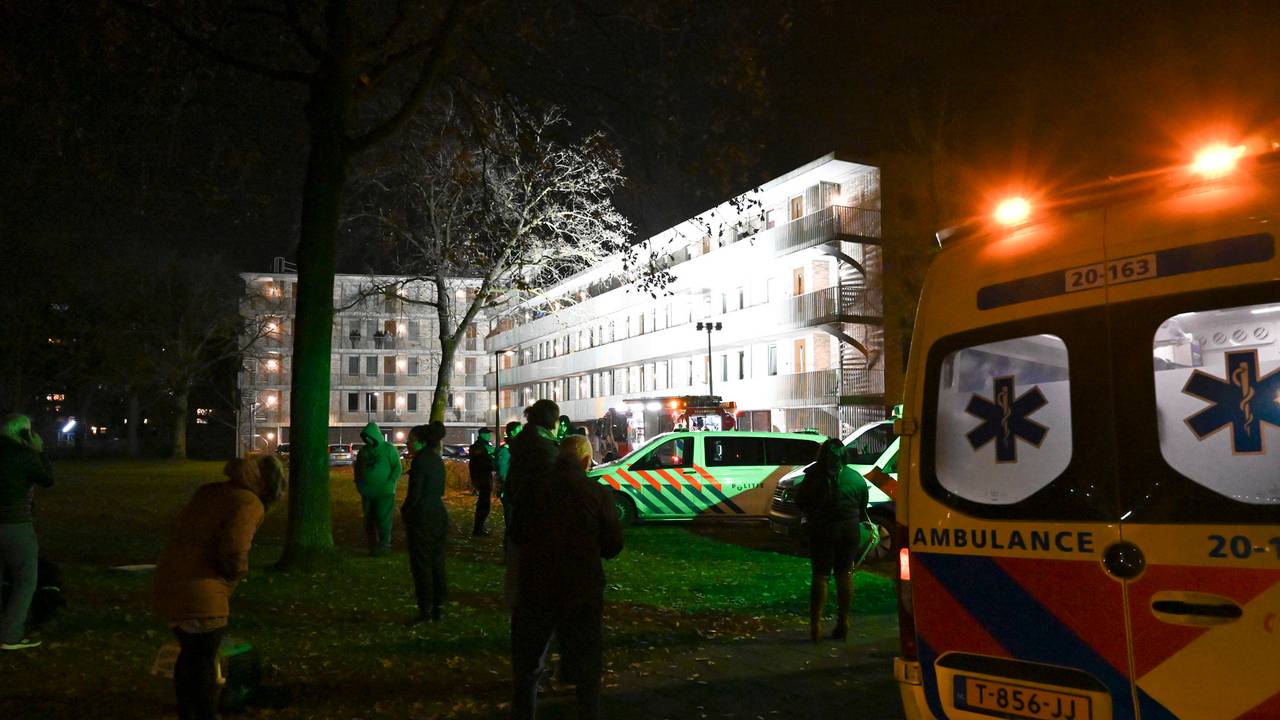 Bewoners van een appartementencomplex in Breda moesten een tijdje naar buiten (foto: Perry Roovers/SQ Vision).