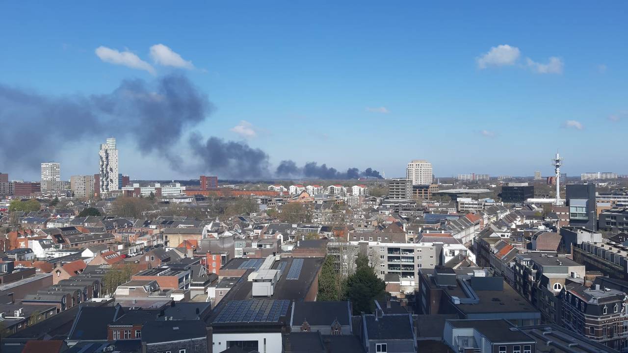 De brandweer is met meerdere bluswagens aanwezig.