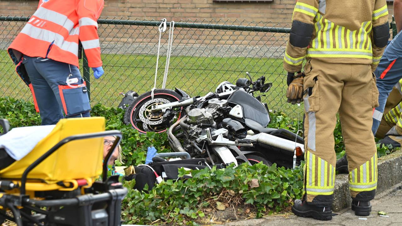 Motorrijder zwaargewond bij aanrijding met bestelbus.