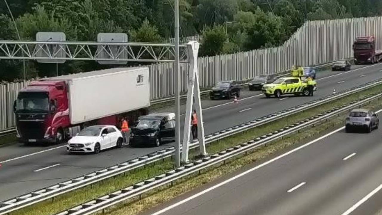 Twee autos betrokken bij ongeluk op snelweg: half uur vertraging • Auto brandt uit in Den Bosch.
