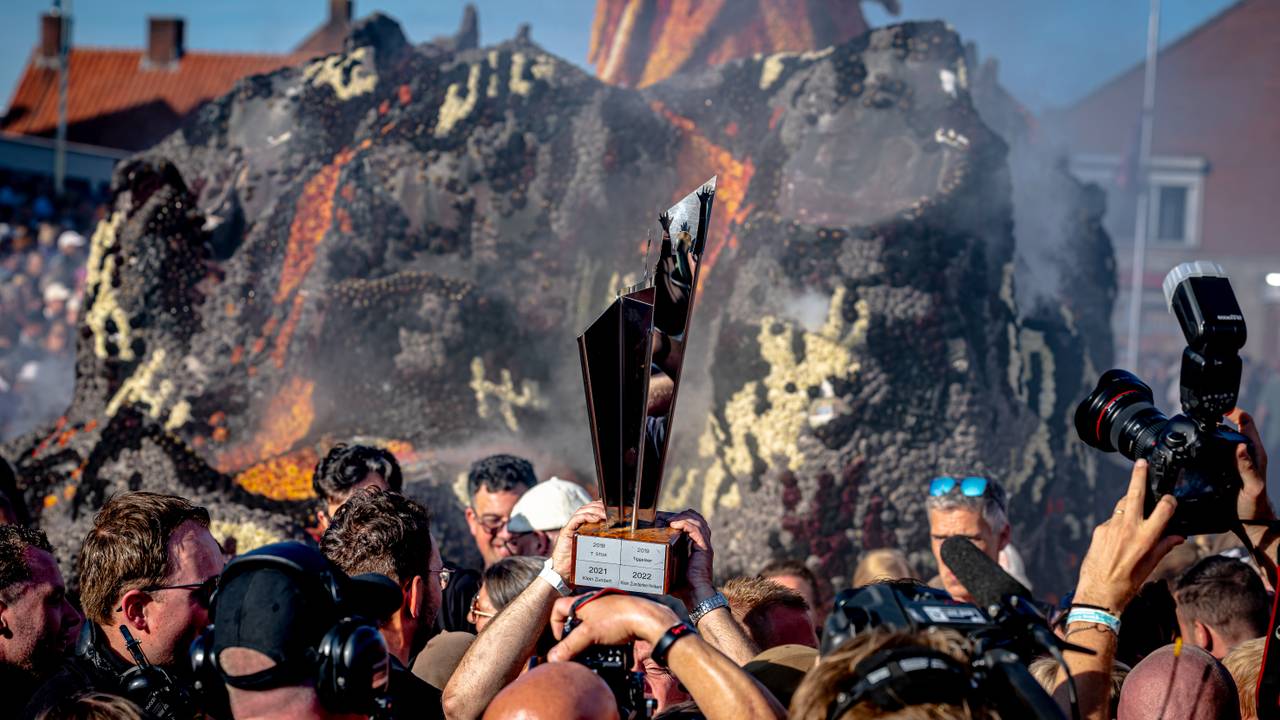 Blijdschap na het uitreiken van de prijs (foto: Eye4images B.V. / Marcel van Dorst).