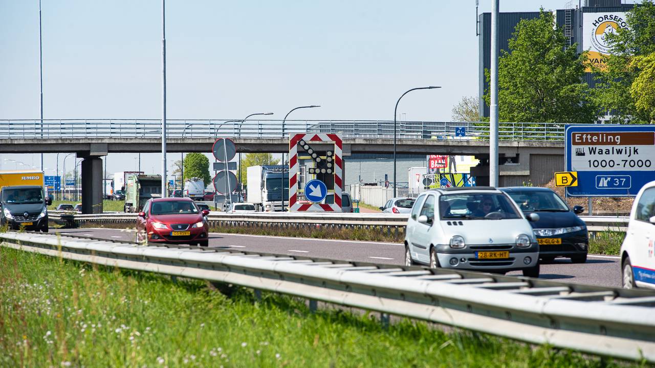 Werkzaamheden op de snelweg (archieffoto: Kevin Cordewener)