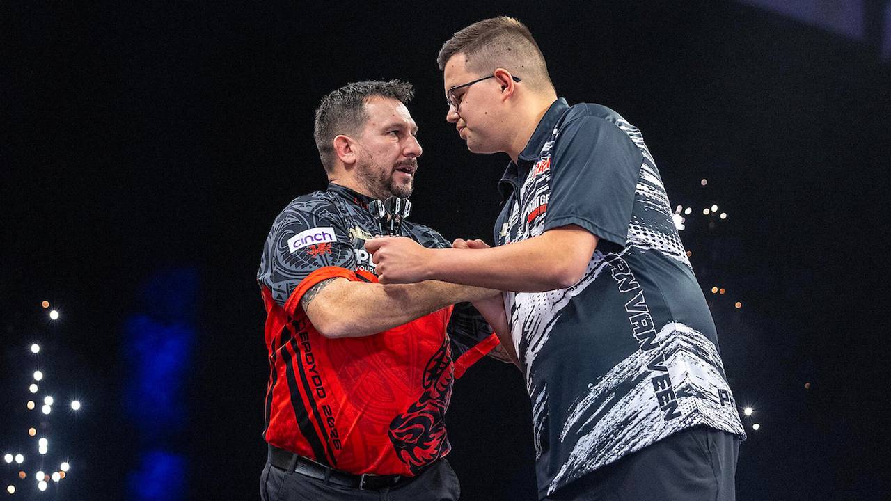 Gian van Veen (rechts) moest zijn meerdere erkennen in Jonny Clayton (foto: PDC).