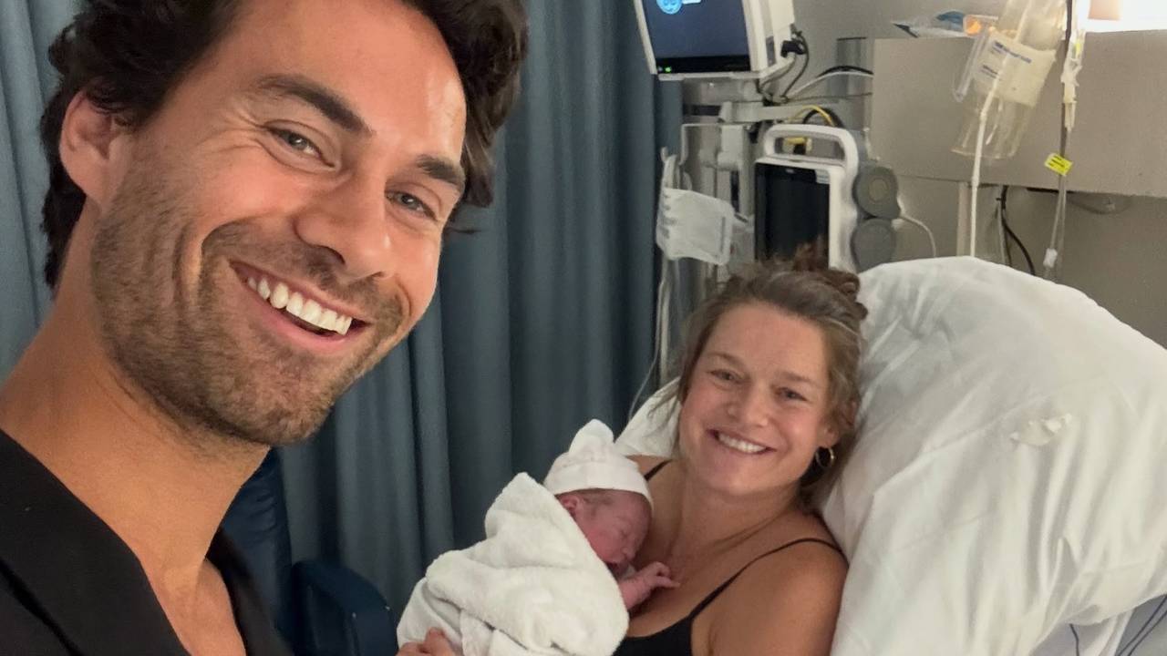 Raphael Korse en Lidewij Welten met hun pasgeboren kindje (foto: Instagram Lidewij Welten).