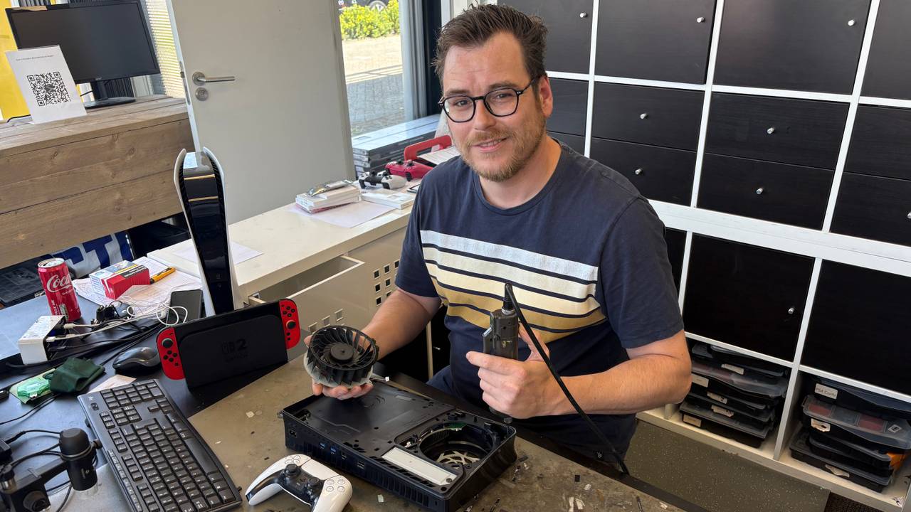 Reparateur Frank Wulmsen moet steeds vaker overhitte PlayStaions maken (foto: Omroep Brabant).