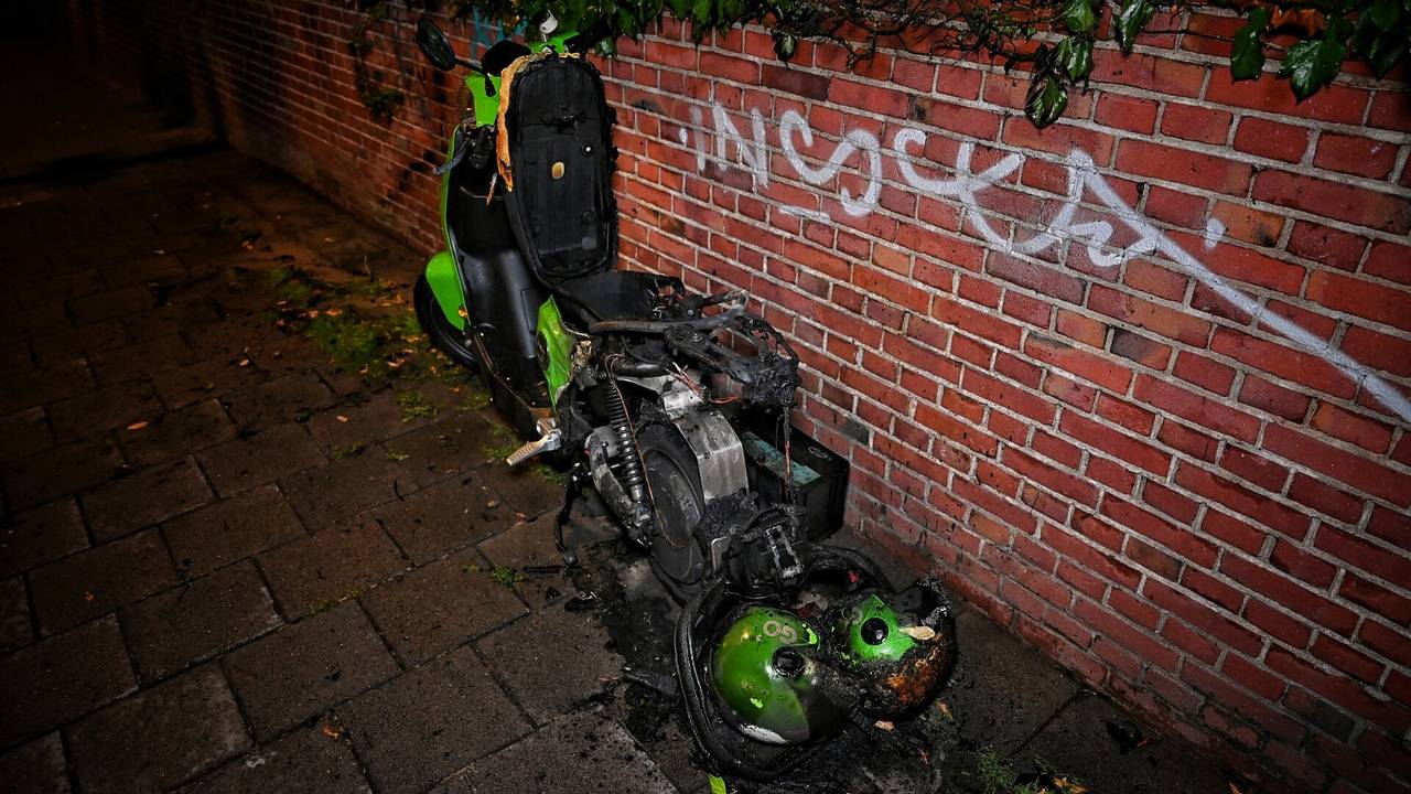 Van de deelscooter in Tilburg bleef weinig over (foto: Toby de Kort/SQ Vision).