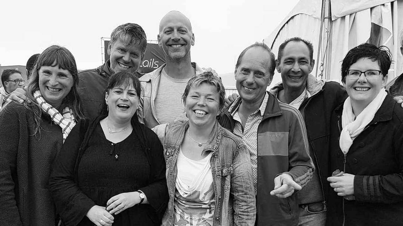 Roberto Jacketti& the Scooters met de Scootermeiden (Bianca staat in het midden).