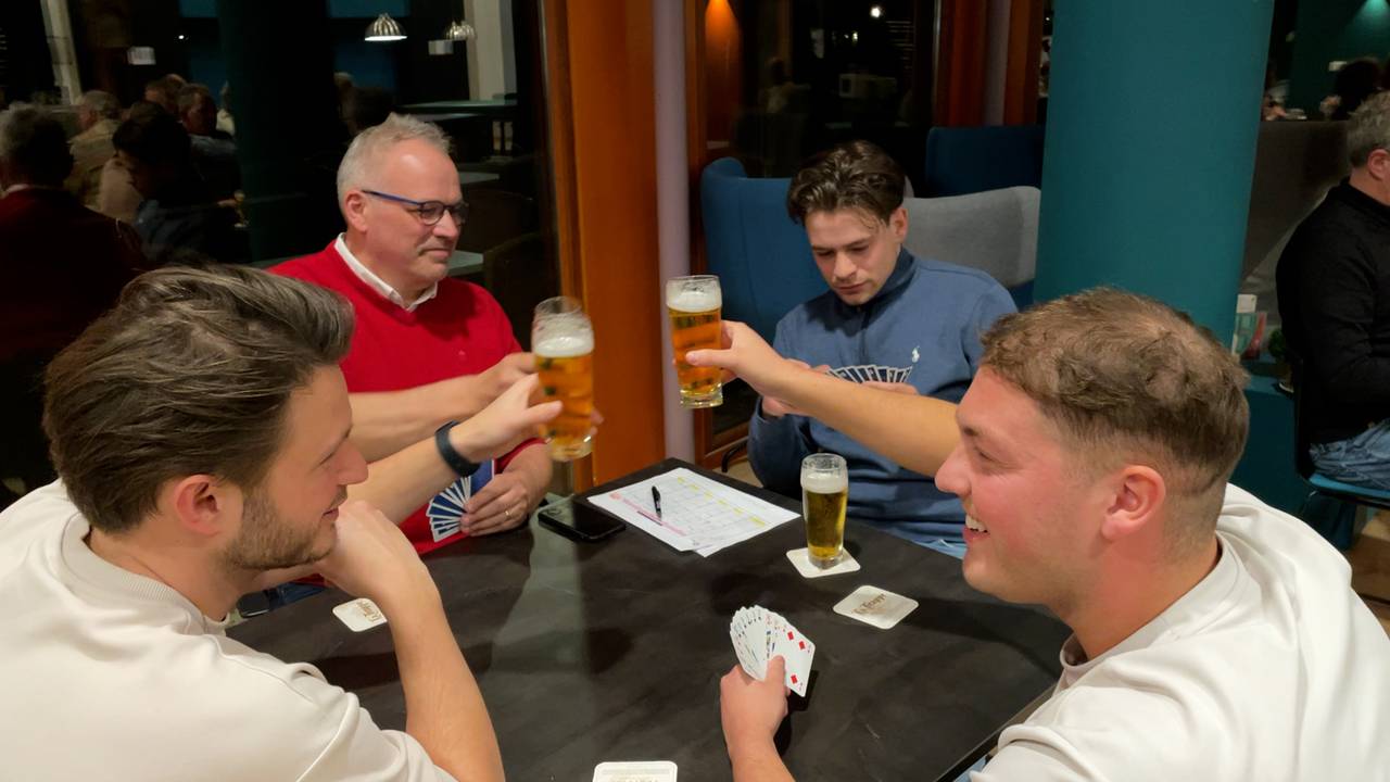 Rikken niet alleen voor ouderen: vrienden organiseren WK voor jong en ...