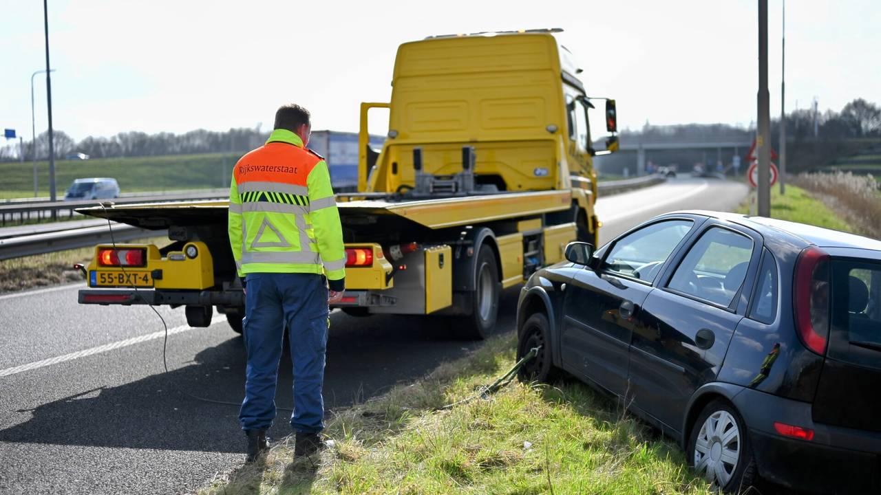 De wagen moest weggetakeld worden (foto: Tom van der Put/SQ Vision).