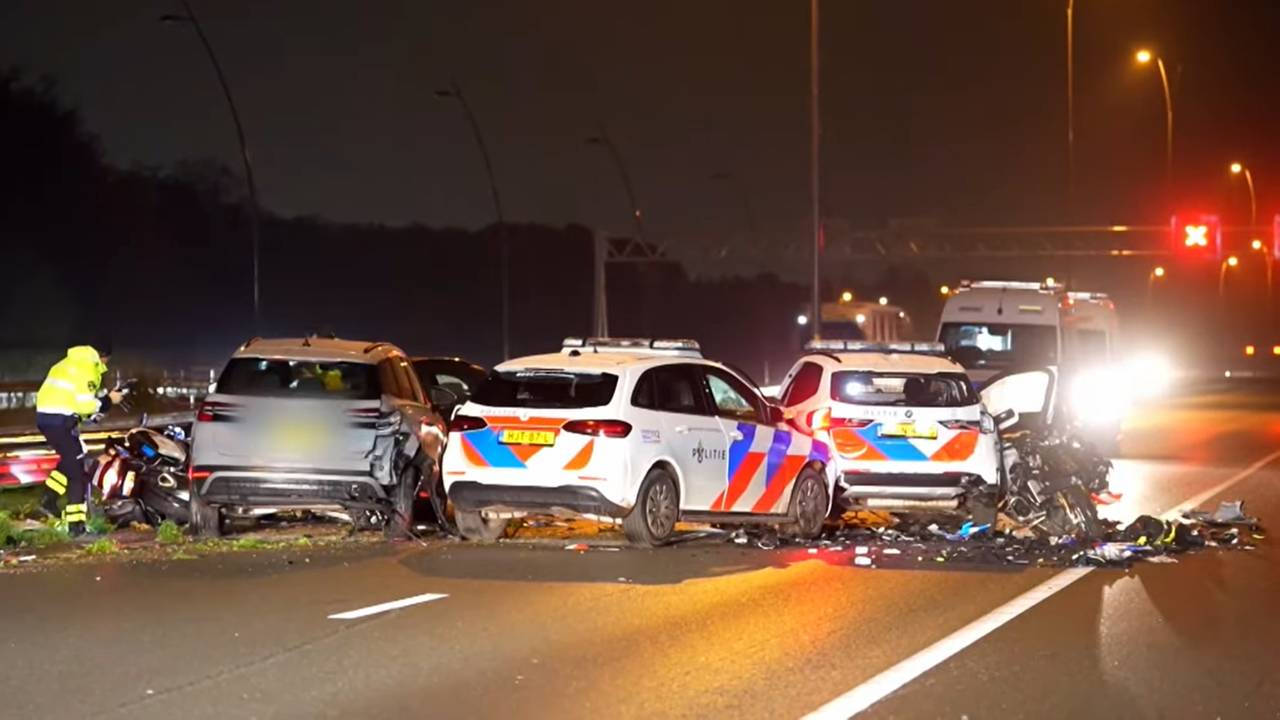 Twee motoren en drie auto's van de politie raakten flink beschadigd bij de aanrijding tijdens de achtervolging. 