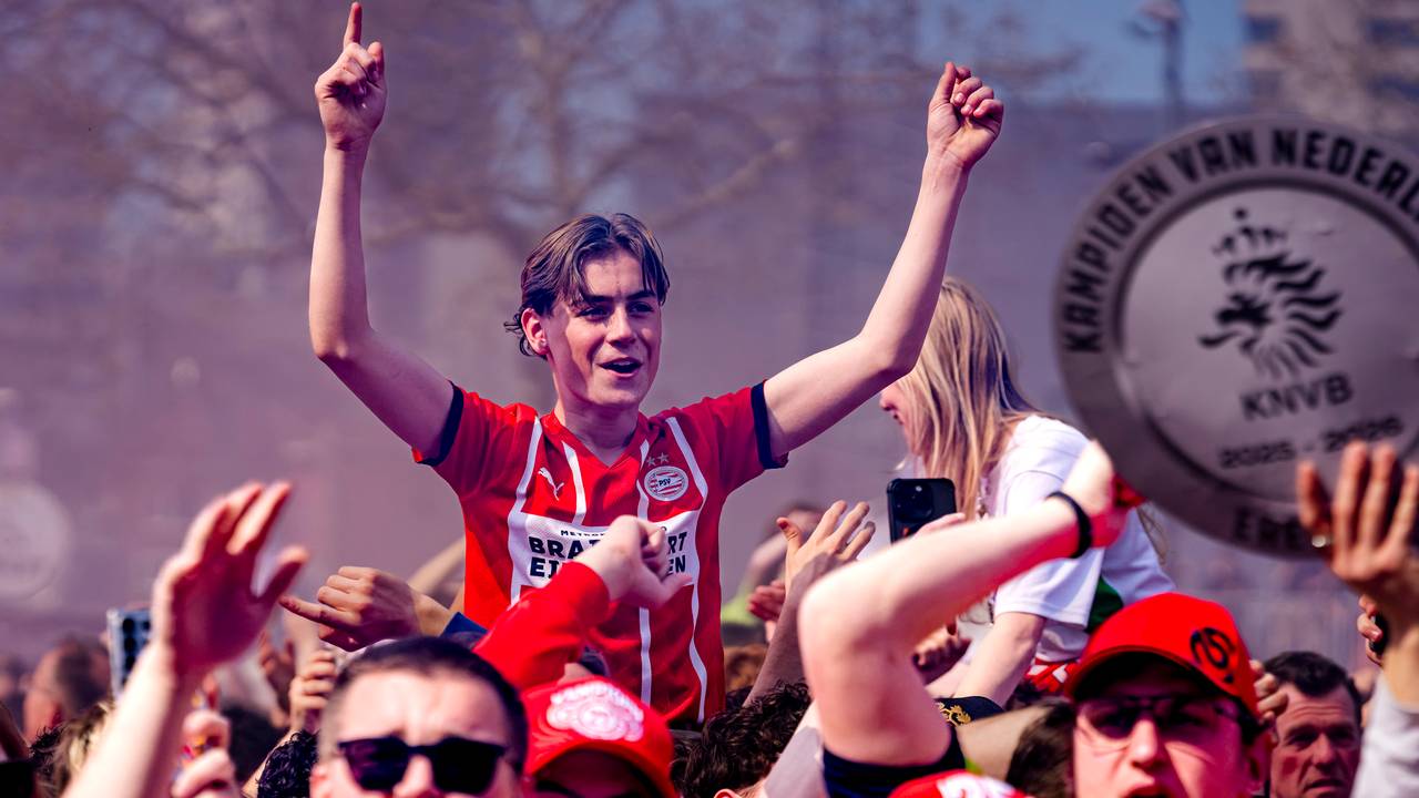 Het Stadhuisplein als PSV de schaal krijgt uitgereikt (foto: Marcel van Dorst/Eye4Images)