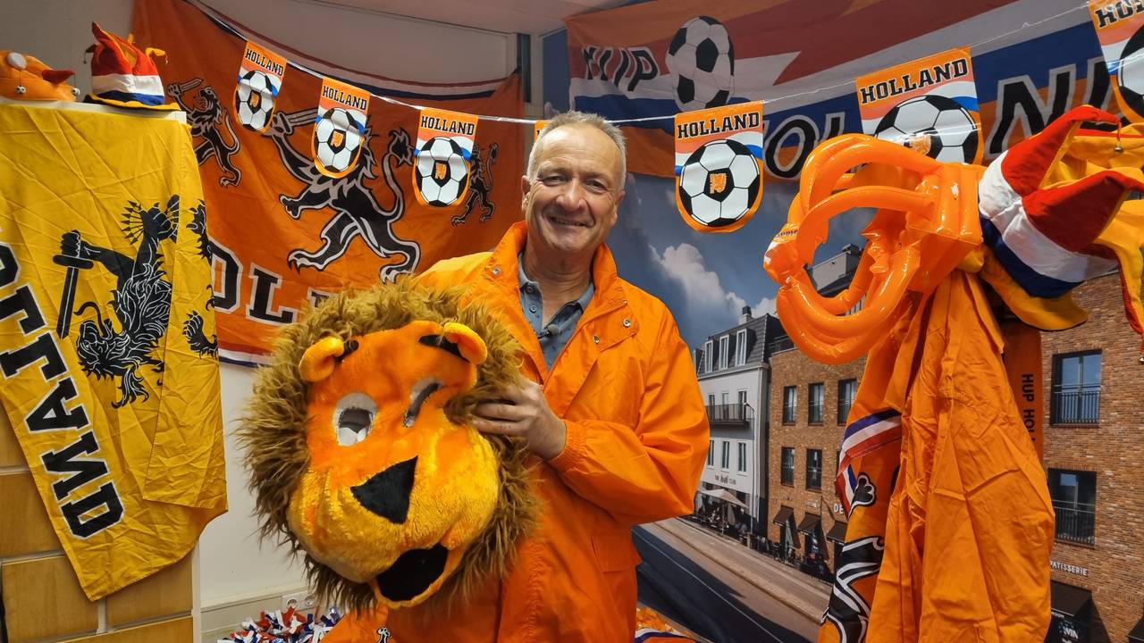 Winny Bogers verkoopt al ruim dertig jaar oranje merchandise (foto: Collin Beijk).