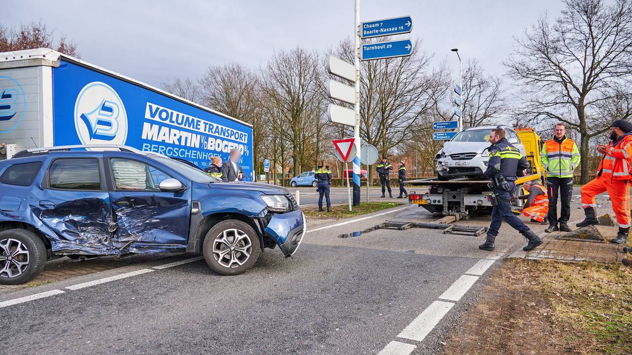 De auto's raakten aanzienlijk beschadigd bij de botsing in Ulvenhout (foto: Tom van der Put/SQ Vision).