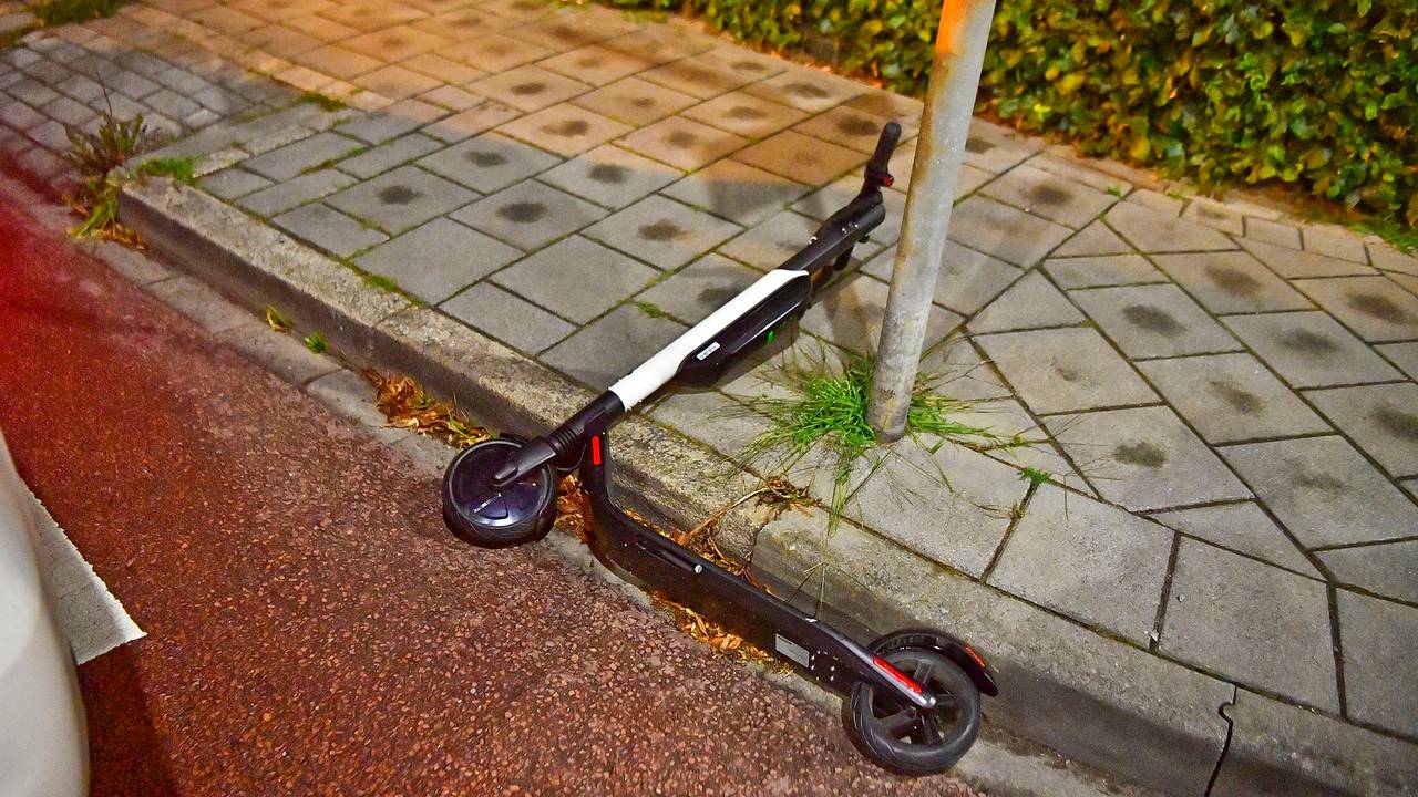 De man viel op een rotonde in Valkenswaard van zijn elektrische step (foto: Rico Vogels/SQ Vision).