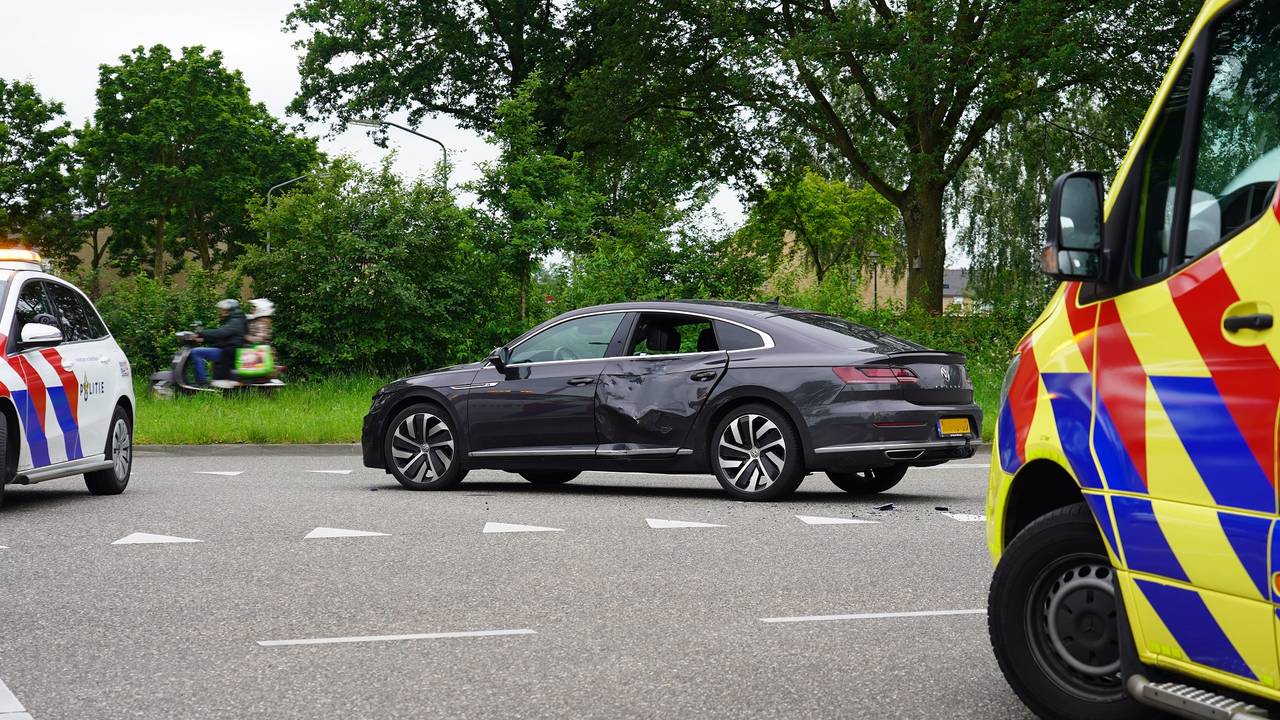 Motorrijder klapt tegen de zijkant van een auto en raakt gewond (foto: Jeroen Stuve/SQ Vision).