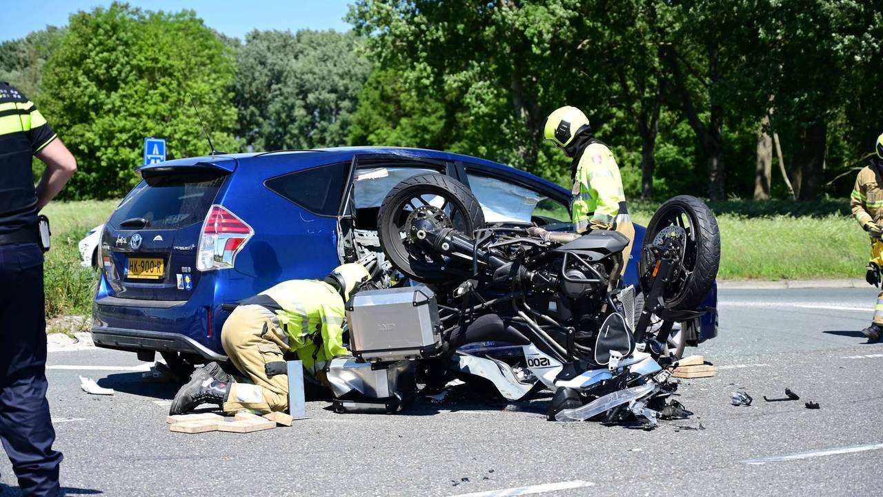 Motorrijder zwaargewond bij ongeluk.