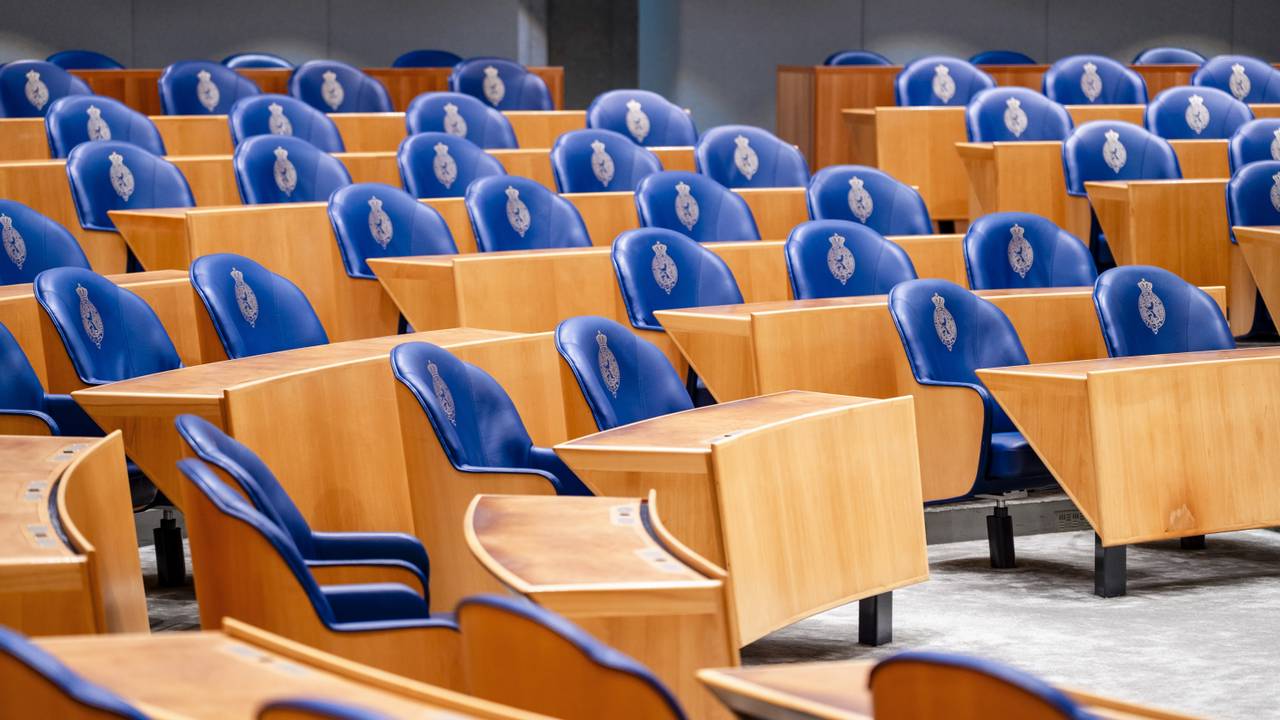 Lege stoelen in de plenaire zaal van de Tweede Kamer (Foto: ANP)