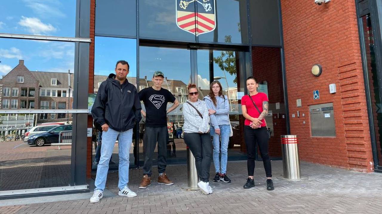 De bewoners voor het gemeentehuis in Bladel.
