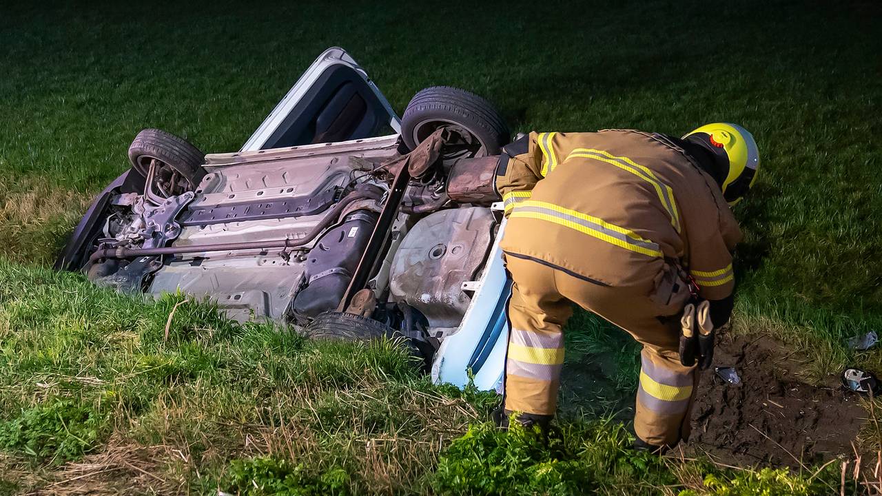 Een brandweerman bekijkt de schade aan de wagen (foto: Gabor Heeres/SQ Vision Mediaprodukties).