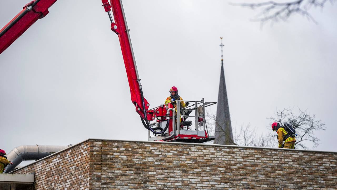 De brandweer op het dak van het dorpshuis in Nederwetten (foto: SQ Vision).