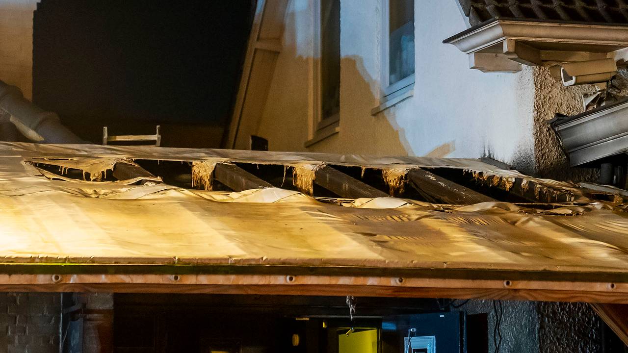 De explosie zou hebben plaatsgevonden op het terras, bij de toegangsdeur naar de feestzaal (foto: Gabor Heeres/SQ Vision).