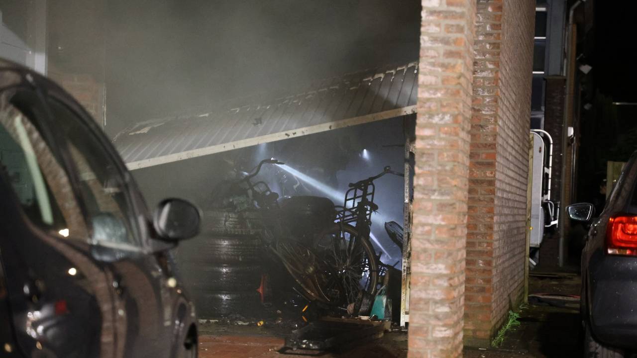 De schade in de garage zou volgens de brandweer groot zijn (foto: SK-Media).