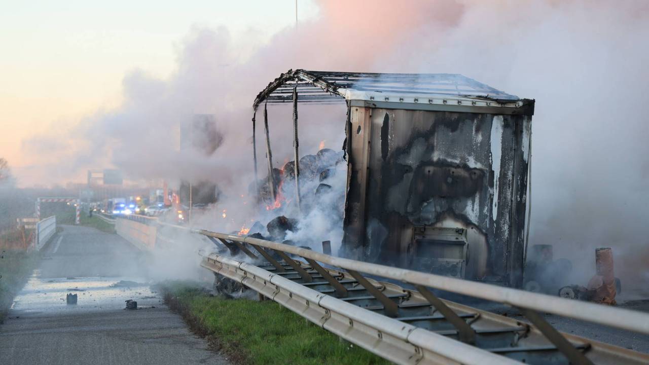 Grote problemen op snelwegen na ongeluk en brandende voertuigen.