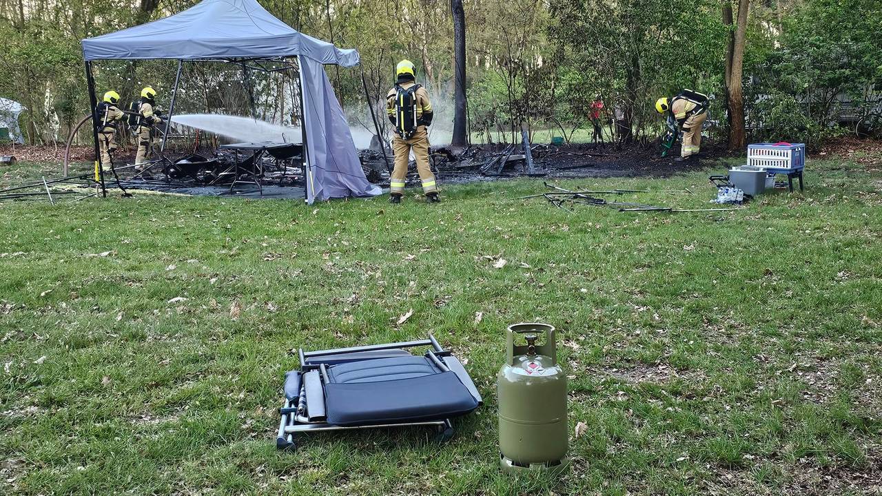 Twee gasflessen konden optijd weggehaald worden van de brandende caravan. (Foto: Addy Smits / Persbureau Heitink.)