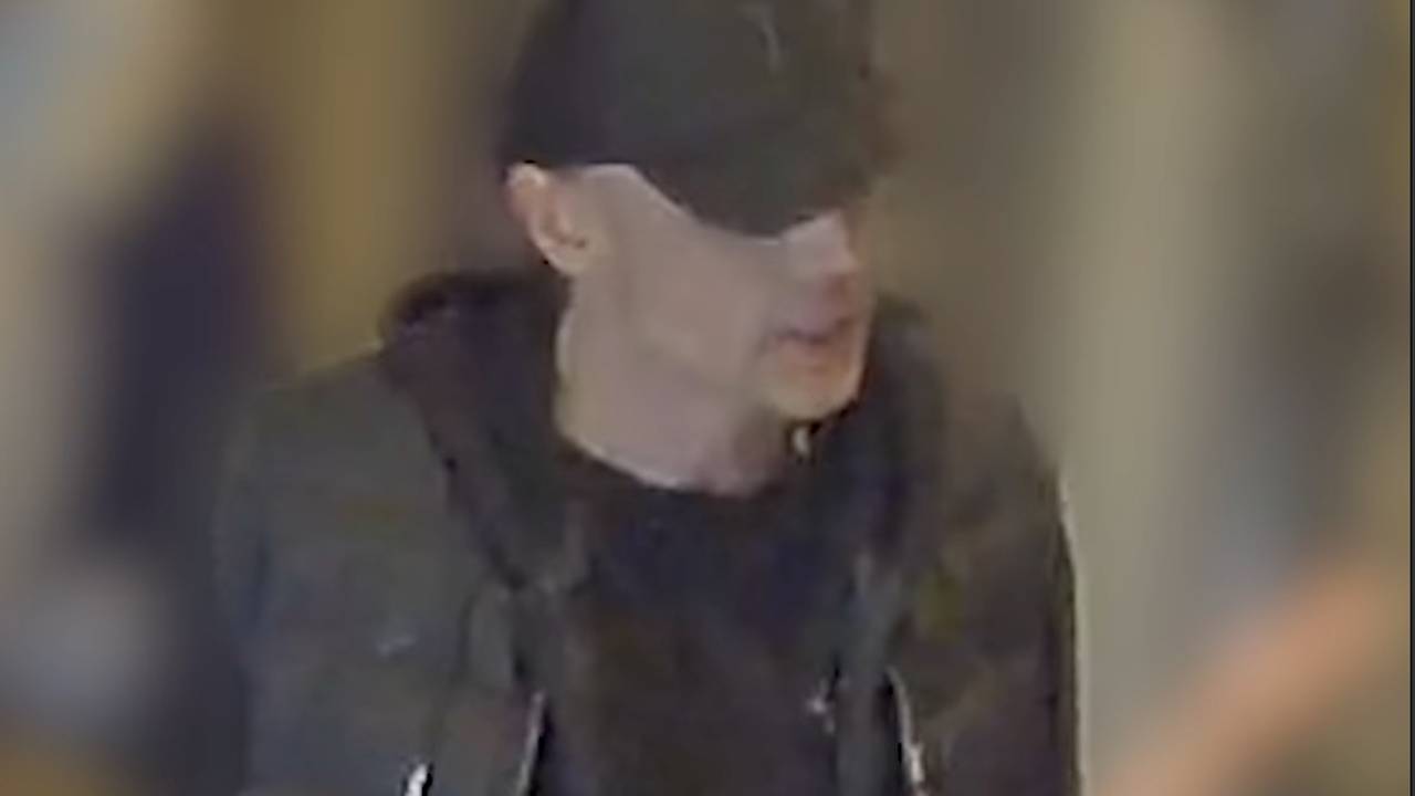 De man tijdens de bedreiging (foto: politie).