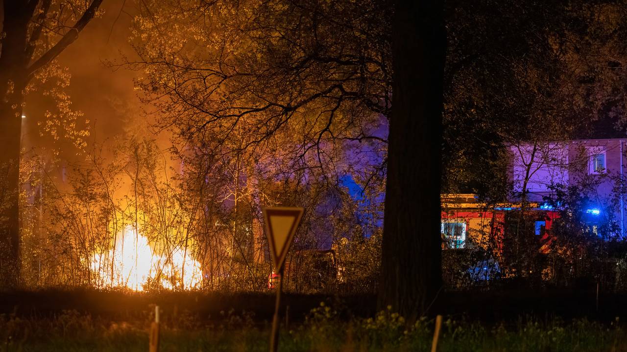 De vlammen waren duidelijk te zien (foto: Iwan van Dun/SQ Vision Mediaprodukties).