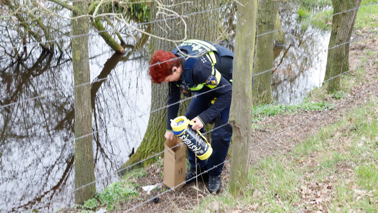 De politie heeft de lachgastank uit de berm in Linden gehaald en meegenomen (foto: SK-Media).