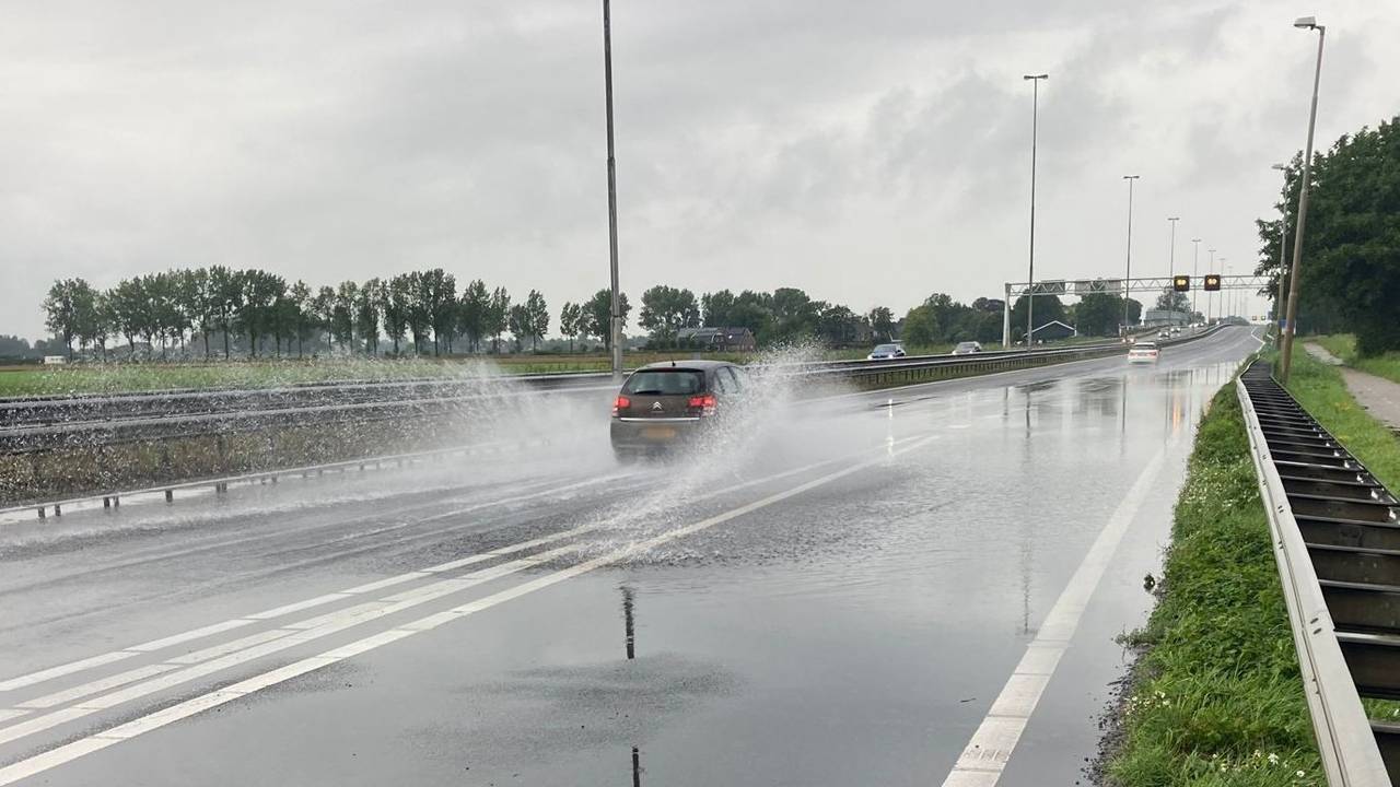 Het water veroorzaakte een gevaarlijke situatie op de A27 (foto: Twitter Rijkswaterstaat).