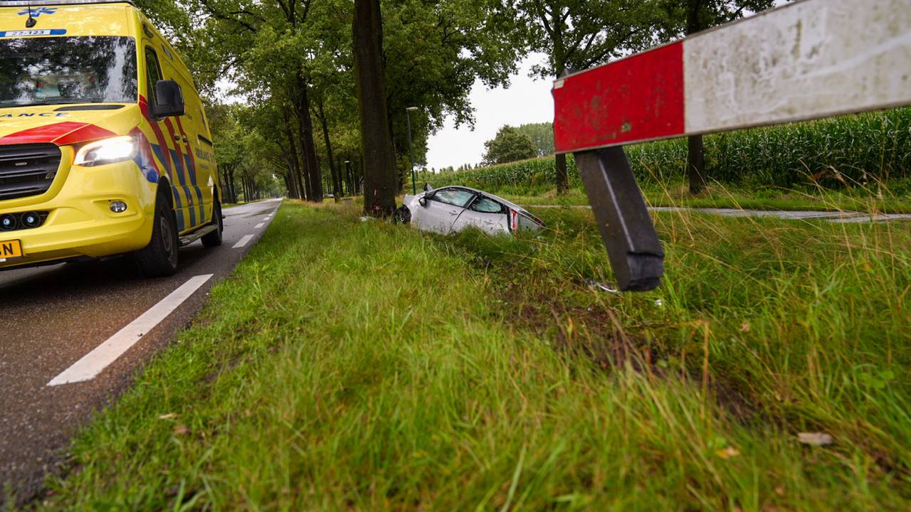 Ook deze wegafzetting werd geraakt (foto: Harrie Grijseels/SQ Vision).