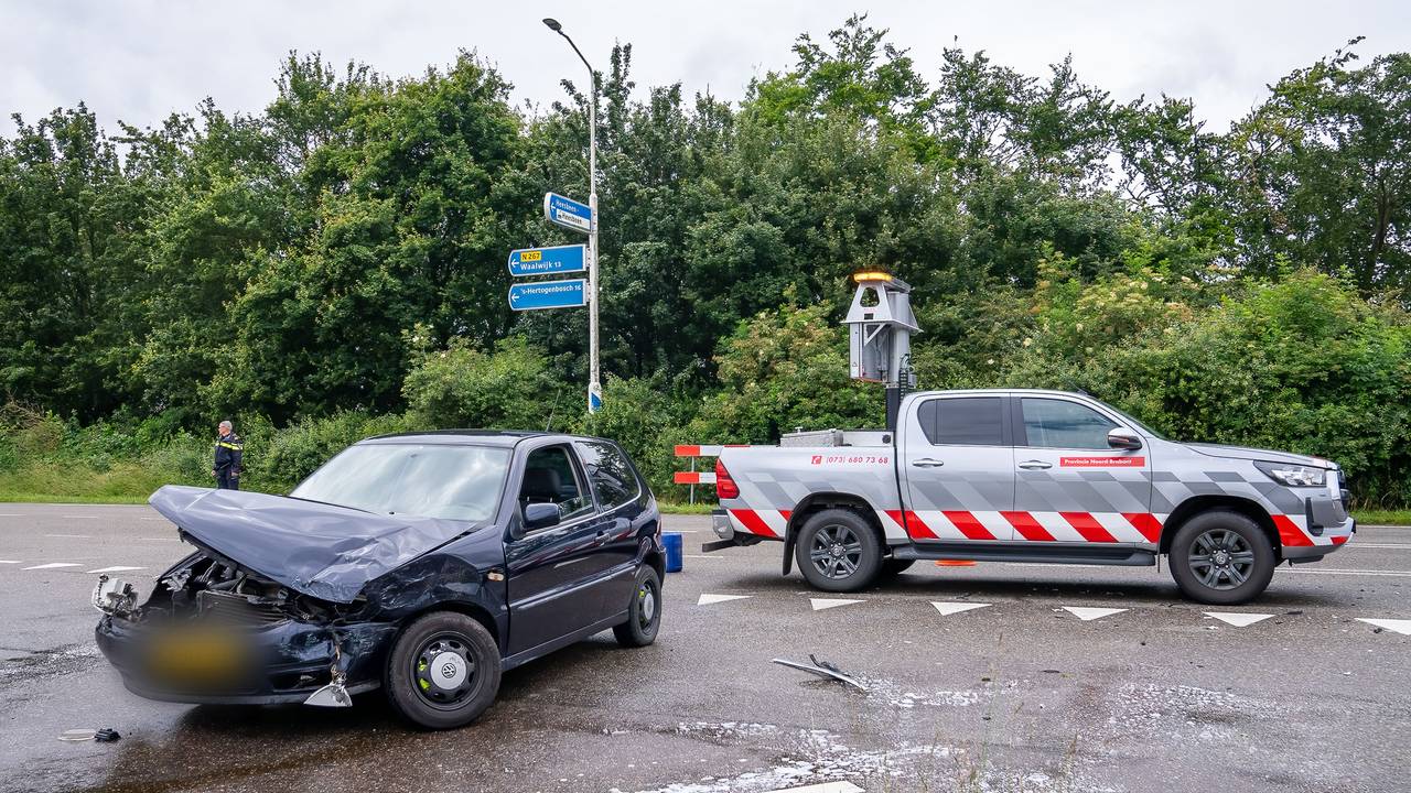 Aanrijding tussen twee auto's bij Heesbeen (foto: Iwan van Dun/SQ Vision).