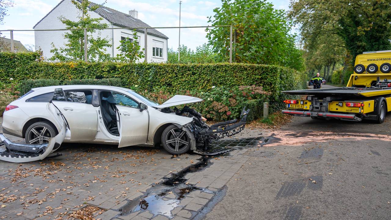 De gecrashte auto is door een bergingsbedrijf meegenomen (foto: Tom van der Put/SQ Vision).
