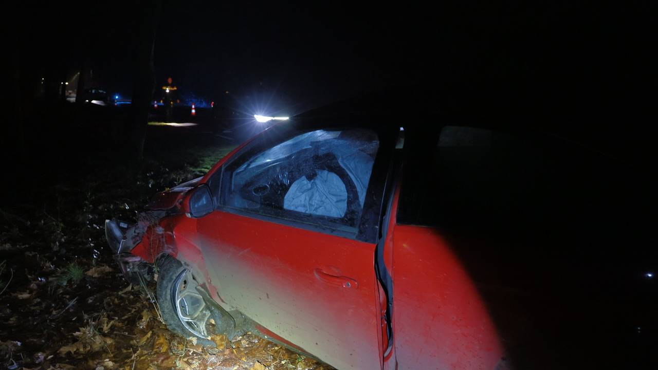 De bestuurder van de auto ging er na de crash vandoor (foto: SK-Media).