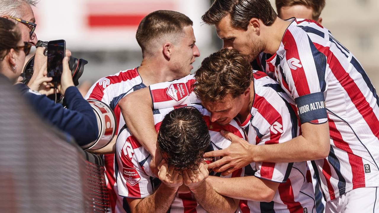 El Allouchi was zijn emoties niet meer de baas na zijn goal (foto: ANP)