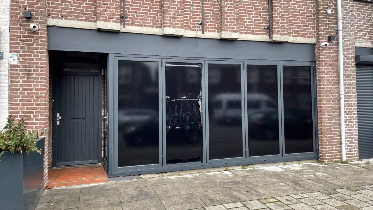 De eigenaar laat de deuren van het pand gesloten.