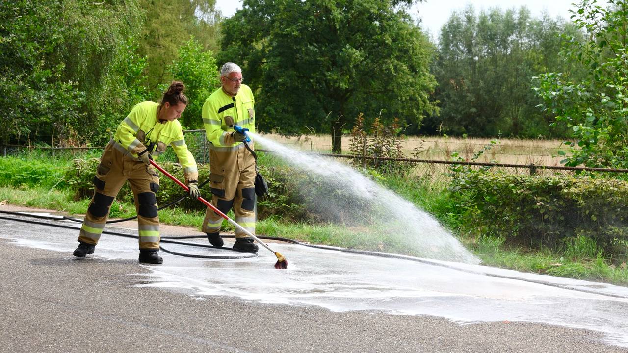 De weg werd afgespoten en geschrobd