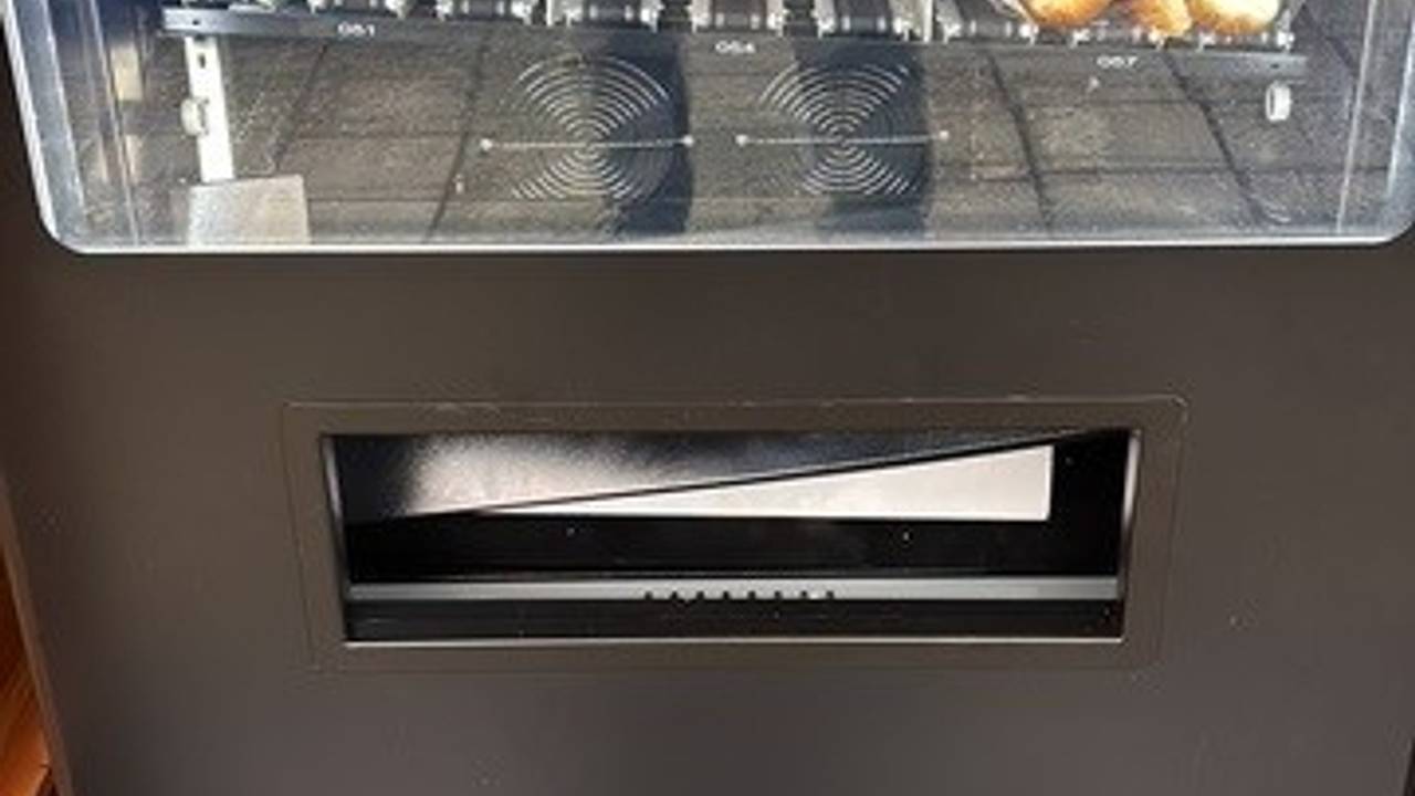 De klep van de broodautomaat is meermalen ingetrapt