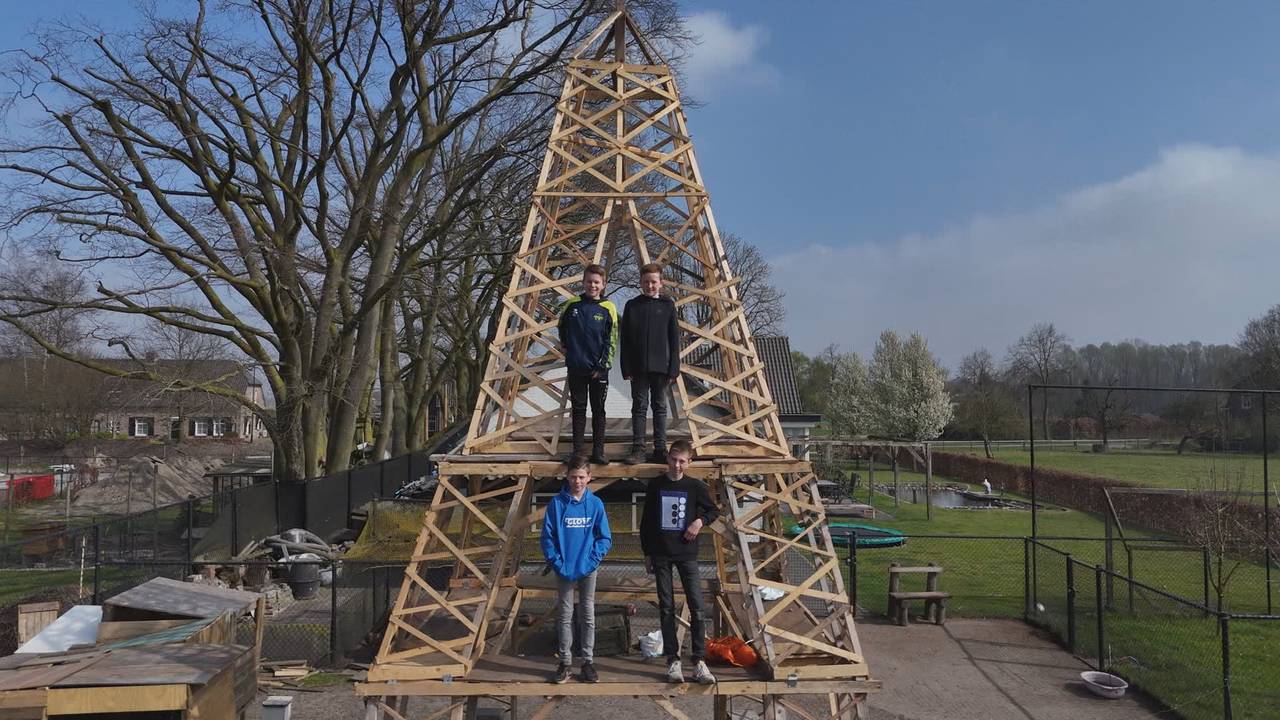 Koen, Ruben, Timo en Teun bouwden de Eiffeltoren na (foto: Jeugdjournaal).