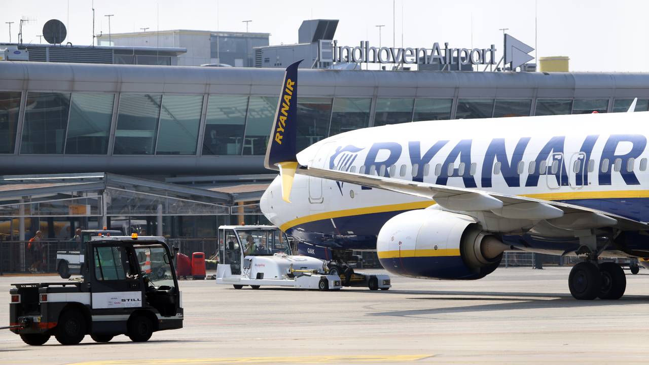 Een Skytanking pushback voertuig bij een Ryanair-toestel op Eindhoven Airport (foto: Collin Beijk).