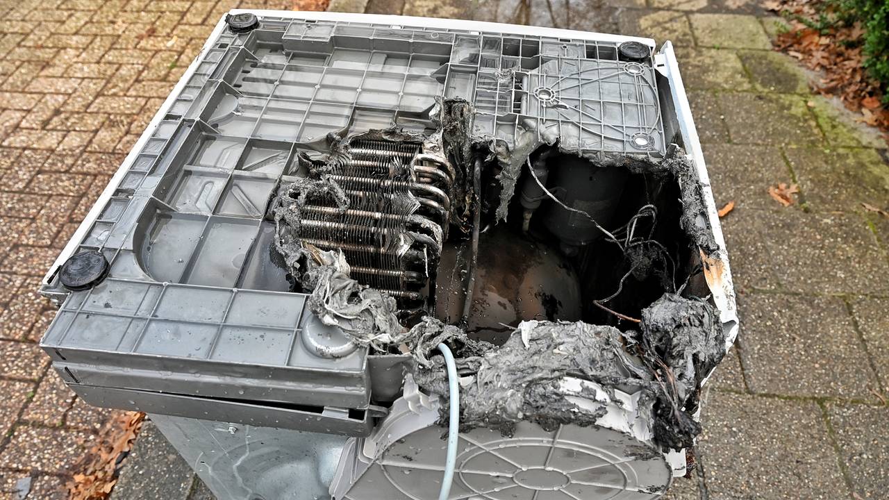 Van de droger is niets meer over na de brand (foto: Toby de Kort / Persbureau Heitink).