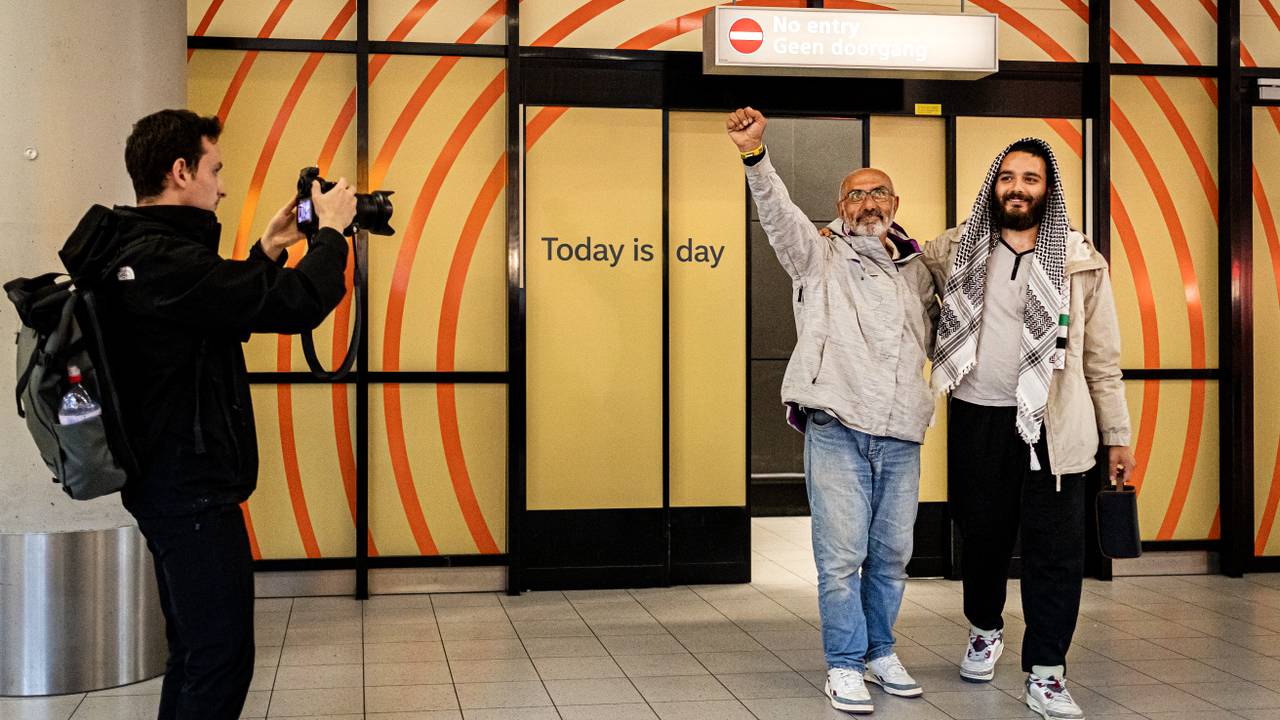 Osman (links) en Anass (rechts) komen aan op Schiphol (foto: ANP).
