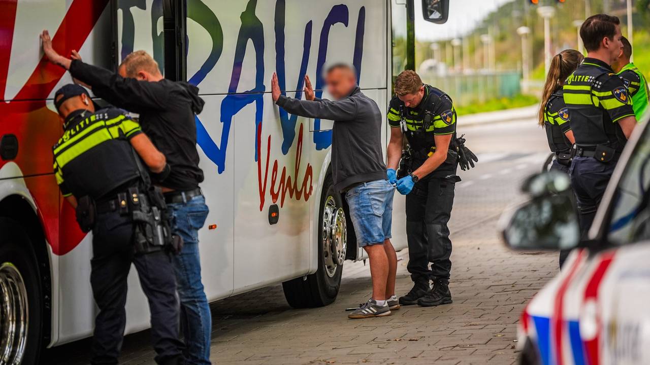 Politie massaal naar vechtpartij met 70 voetbalsupporters in Eindhoven