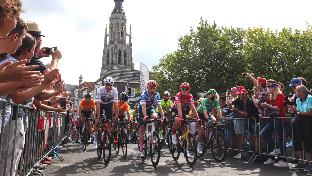 Vamos! Vueltaetappe door Breda, duizenden toeschouwers juichen renners