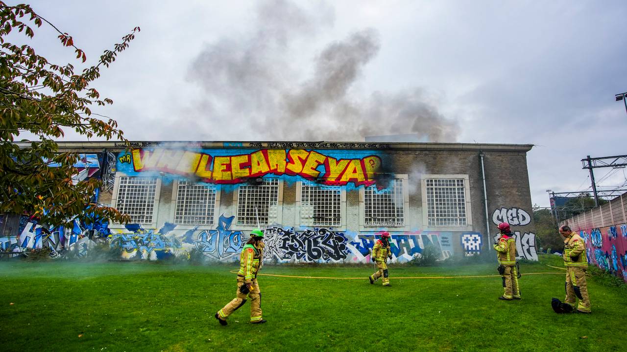 De brandweer is druk met blussen (foto: SQ Vision).